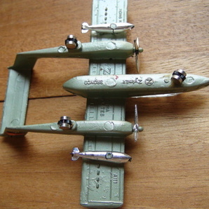 飛行機 戦闘機 航空機 模型 おもちゃ 金属フィギュア 灰色・USAF No.13 ジャンク品の画像3