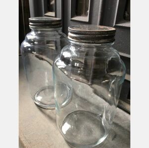 レトロなガラス瓶とインテリアマット