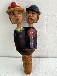 アンティーク 木彫りのからくり人形 約14cm コルク栓 ワイン栓 ボトルキャップ 男女顔接近キス kiss 農夫農婦カップル 自宅保管品