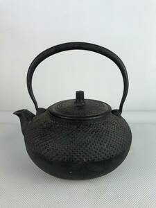 A9923●鉄瓶 急須 鉄器 湯沸かし アラレ 霰 あられ 茶器 茶道具 金属工芸 高さ約9.5㎝ 幅約18㎝ 底約10.5㎝ 刻印無し 中古 240220