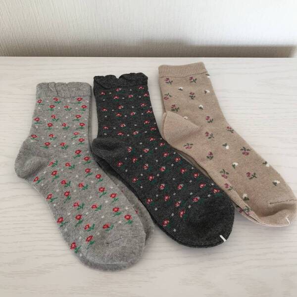 未使用■靴下3足組・3足セット■花柄■レディース・婦人■毛混■ベージュ・グレー■23~25cm