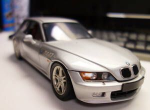 希少品！　1/18　BMW　Z3クーペモデル　銀色　UTモデルズ社製　精巧です！