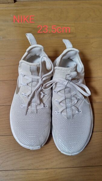 スニーカー ナイキ ウィメンズフリー TR8CHMP 23.5cm