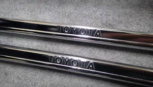 ・トヨタ TOYOTA 純正 2枚 2020年５月製 シルバー メッキ ナンバープレート枠 ナンバーフレーム枠 普通車／軽自動車で使用可能