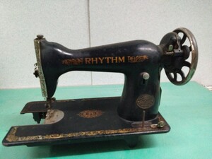 * rare valuable antique sewing machine TRADE MARK R [RHYTHM /RA82997]12.6kg gold paint black sewing machine occupation industry worker pcs removal goods ④