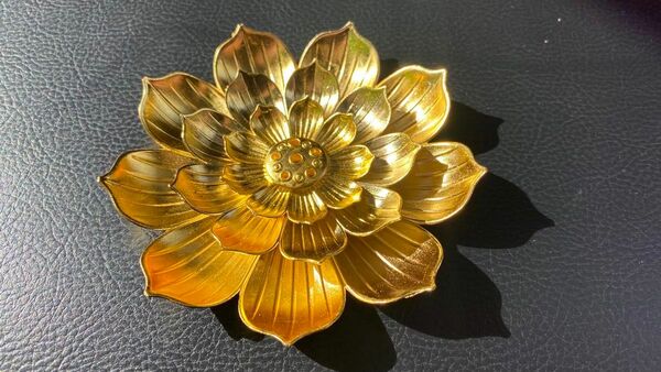 新品！ハスの花の形をしたお香受け皿　さざれ皿 お香立て (ゴールド)