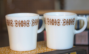おすすめ! オールド パイレックス カッパーフィリグリー テーブルウェア マグ カップ２個 耐熱 ミルクガラス ココア コーヒー ビンテージ
