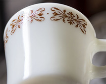 おすすめ! オールド パイレックス カッパーフィリグリー テーブルウェア マグ カップ２個 耐熱 ミルクガラス ビンテージ ココア コーヒー_画像3