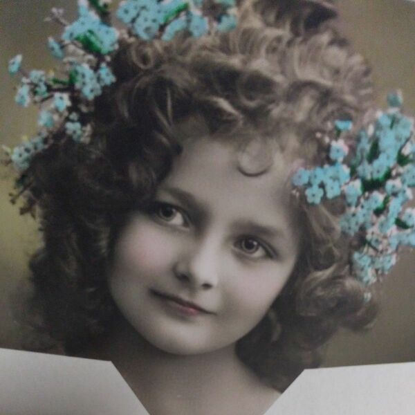 アンティークポストカード　勿忘草を、髪飾った美しい少女