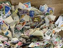 日本切手　外国切手　切手おまとめ　使用済　消印あり　約2.8kg　大量おまとめ　記念切手　コレクション_画像7