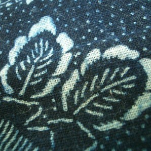 古布藍染め木綿型染めはぎれ菊唐草細かな水玉入 28㎝ アンティーク昔着物リメイク古裂布団皮の画像3