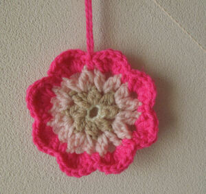 ピンク A　ドイリー　モチーフ　毛糸 　グラデーション　1枚　吊るして飾れます　インテリア　雑貨　ラッピング　素材　材料