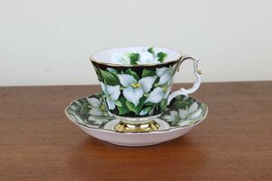 ロイヤルアルバート　プロヴィンシャルフラワー　デュオ　ティーカップ　TRILLIUM　イギリス　ROYAL ALBERT　セカンド品　こ154