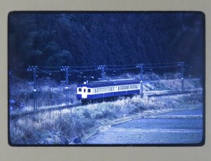 ★鉄道写真 カラー ポジフィルム 35mmサイズ・マウント付 国鉄 クモハ43他 旧型国電 飯田線 野田城－東上間④ 1枚 昭和58年2月撮影 2807 ★