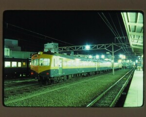 ★鉄道写真 カラー ポジフィルム 35mmサイズ・マウント付 国鉄 80系電車 中央西線 松本駅 1枚 昭和55年(1980)3月撮影 2732 ★