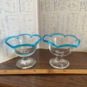 パフェグラス　かき氷アイスクリームサンデーなどに　昭和レトロガラス製　ブルーの縁取り 和ガラス氷コップ アンティークデザートカップ