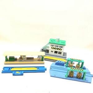 △ TOMY トミー プラレール 駅 信号所 洗車場 レール まとめセット 部品 パーツ おもちゃ ホビー 中古品 △N72755