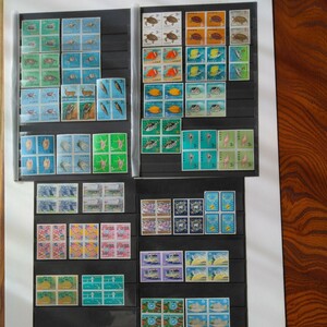 琉球切手が田形の4枚綴りが35組の140枚と2枚綴りが2組の4枚、全体で、144枚あります。すべて未使用切手で綺麗です。