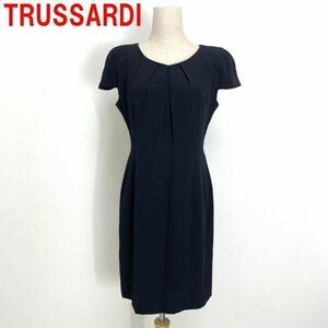 A636 トラサルディ ひざ丈ワンピース フレンチスリーブ 裏地あり 黒 TRUSSARDI 大きいサイズ ブラック 42