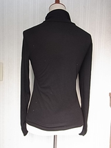 東京スタイル　ハイネックトップス　ネック部分のドレープデザインが女性らしく素敵　サイズM　黒　ブラック　長袖_画像2
