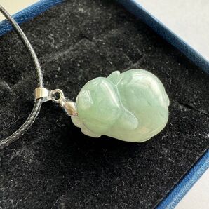 天然翡翠Aジェット グリーン立体ブタちゃんペンダントトップ 革紐付き