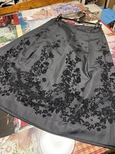 IB 数回着美品　花柄フロッキー刺繍が豪華なスカート　サイズ11 黒系/インゲボルグ ピンクハウス　カネコイサオ　ワンダフルワールド