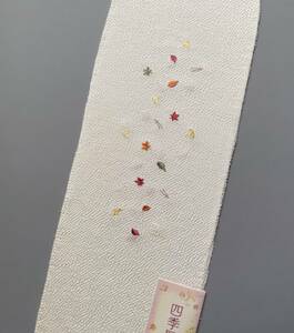 【新品】 半襟 刺繍半衿 半衿 正絹 薄いクリーム色 秋の柄 ちりめん生地 