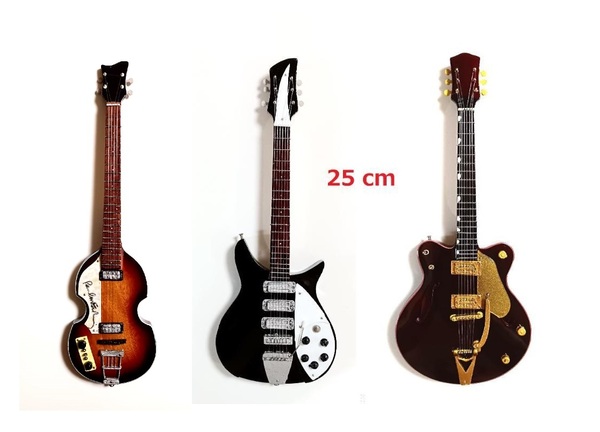 25cmビートルズミニチュアベース＋ギター2本セット。ミニ楽器