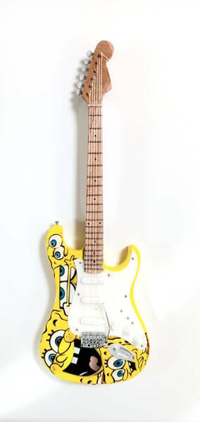 黄色ミニチュアギター25 cm。ミニ楽器