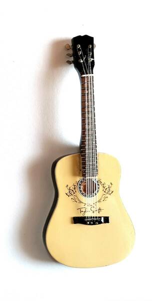 TS1ミニチュアギター15 cm。ミニ楽器