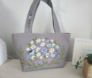 ハンドメイド　グレー　リネン　色々なお花の手刺繍　トートバッグ　ファスナー付きポケット