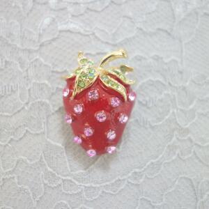 いちご/苺/イチゴ　ペリドット色＆ピンクサファイア色輝石　愛らしい　ブローチ