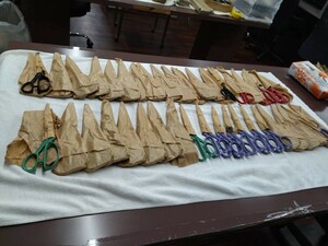 Y:未使用 保管品 裁ち鋏 裁ちばさみ 40本まとめて 銘なし 全長約24cm 刃先良好 黒15本 赤5本 紫11本 緑9本 すべて紙袋カバーあり 