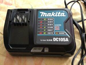 【中古】美品 makita(マキタ) 10.8V 充電器 DC10SA