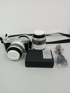 【良品】Nikon ニコン 1 J5 ボディ ミラーレス一眼カメラ レンズ バッテリー 充電器 16GBSDカードつき 5266