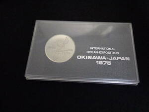 即決あり　昭和レトロ　1975年 沖縄国際海洋博覧会 記念メダル 　スーベニア トビウオ EXPO75 万博 記章 徽章 沖縄県 記念品 コイン 記念章