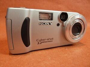 b188 SONY ソニー Cyber-shot DSC-P71 コンパクト デジタルカメラ Size:約 幅12.5x高さ5.5x奥行4.5㎝ 専用ケース付き /60