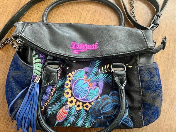 Desigual 2way ショルダーバッグ　ハンドバッグ　スパンコール付き　ポケット多め　美しい花柄