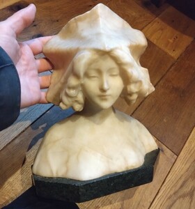 天然石　アラバスター　アンティーク 少女像　御影石台座　雪花石膏　7kg フード　帽子　手彫り