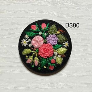 【B380】花柄刺繍ブローチ くるみボタン ハンドメイド 薔薇