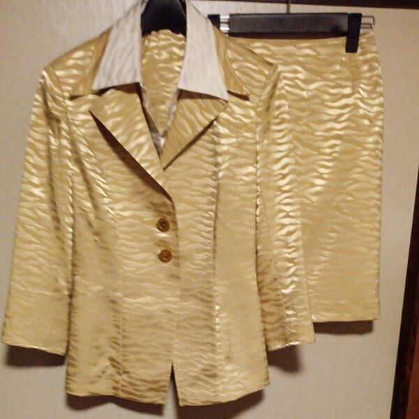 アンサンブル　スーツ　ジャケット ミニスカート ノースリーブ　ゴールド　ゼブラ柄　パーティー　ステージ　衣装