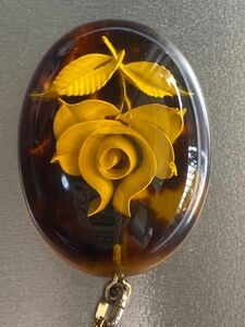 刻印有るチェーンにバラを彫刻されている琥珀トップのネックレス