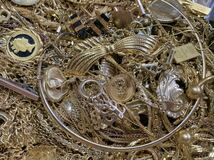 ゴールドカラー アクセサリー 7.5kg 大量 ネックレス ブローチ 指輪 イヤリング ブレス ペンダント コイントップ エリザベス まとめ セット_画像10