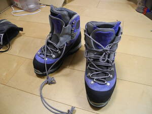  Mont Bell mountain climbing shoes size inscription unknown insole length 24. out sole length 26.6.