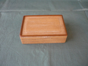 小さな木箱　茶道具　蓋付き　蓋はスライド式　桐材　縁を堅木で補強　小さく上品な木箱　