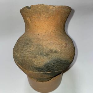 土師器です。この土器は群馬県で発掘されたと言う事ですが詳細は不明、口径11cm、高さは15cmほどです。下部に横に大きなヒビがあります。
