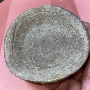 平安鎌倉時代に作られた山茶碗と同じ時代に作られたと思われる 小皿です。土中に長く埋まっていたので、表面が剥離しています。茶道具 の画像5