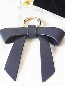 新品タグなし　皮革製　ネイビー　紺色　リボンのデザイン　ガーリー　バッグチャームorキーホルダー