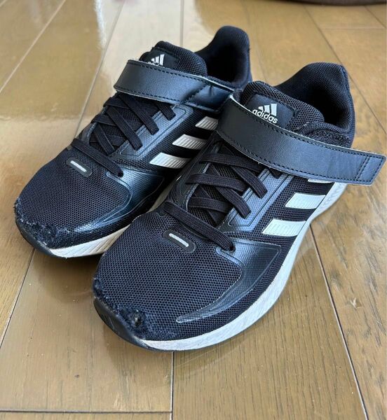 adidas スニーカーは19.0cm