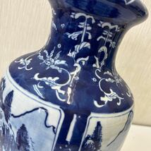ヤ100 ●大清康熈年製　中国　青花　山水図　瓶　壺　花瓶●高さ約33cm 横27cm _画像6